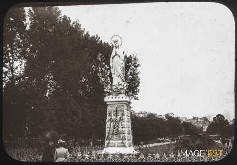 Statue de la Vierge couronnée (Lourdes)